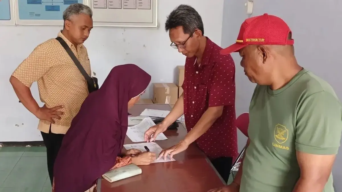 Penyaluran bansos oleh petugas kepada penerima manfaat, (Foto: Instagram @desagagaksipat)