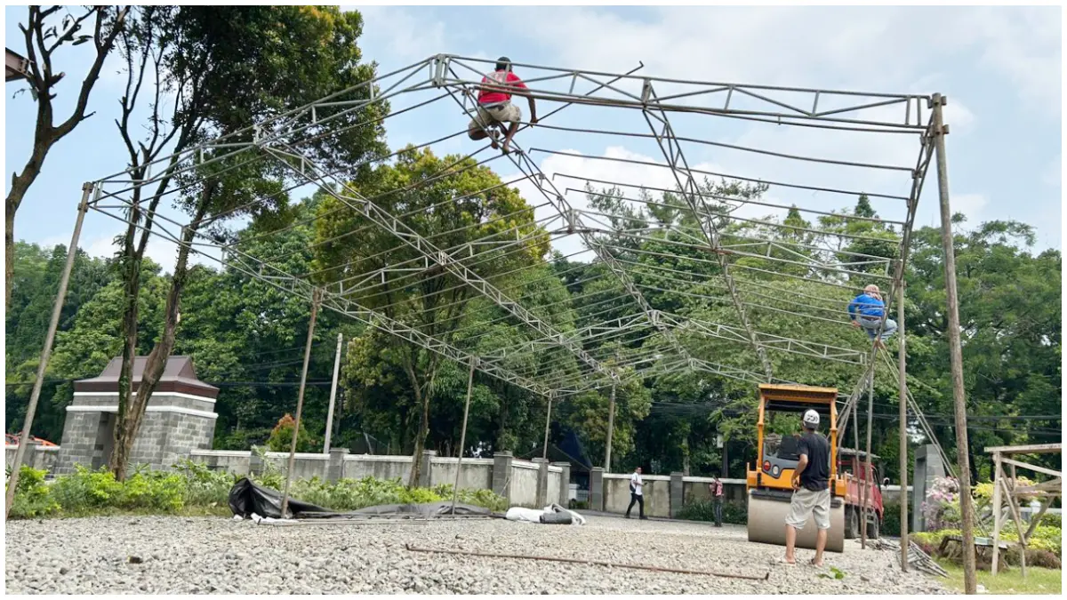 Persiapan penyambutan Kirab Mahkota Binokasi di Bumiageung Batutulis Kota Bogor. (Foto : Fauzan/Radar Bogor)