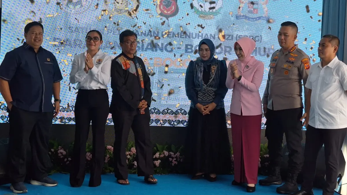 PERESMIAN: Kapolresta Bogor Kota Kombes Pol Rio Wahyu Anggoro bersama Ketua Kadin Kota Bogor Maryati Dona Hasanah meninjau fasilitas SPPG Baranangsiang, Kecamatan Bogor Timur, yang akan mulai beroperasi mendukung program Makan Bergizi Gratis. Foto: Dede/radar bogor