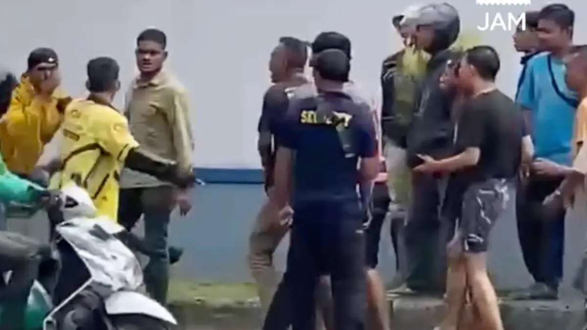 Cekcok driver ojol dengan Debt Collector di Depok beberapa waktu lalu. Foto: Tangkapan Layar