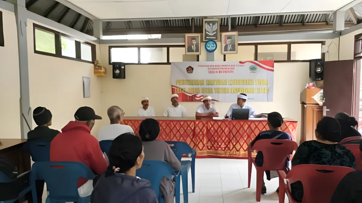 Dinas Sosial setempat memberikan penyuluhan kepada penerima manfaat terkait tujuan diberikannya PKH atau BPNT (Foto: munduk-buleleng.desa.id)