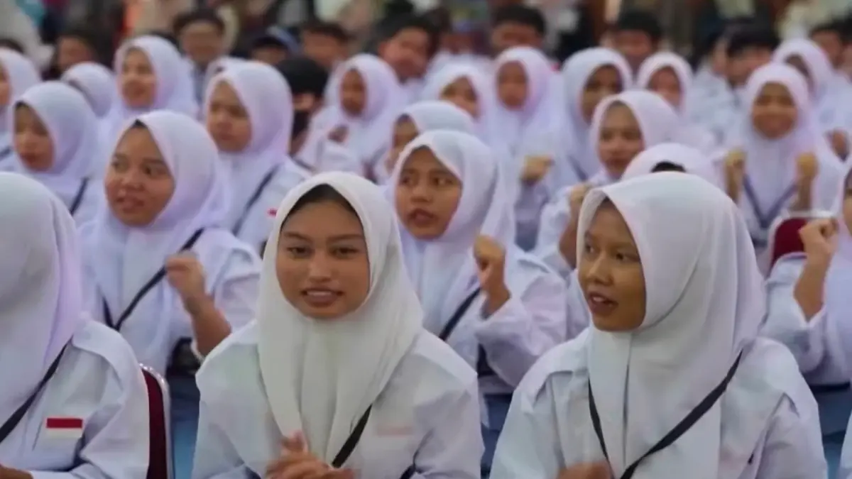 Ilustrasi penyaluran PIP untuk anak sekolah SMA. (Foto: Youtube Kemensos RI)