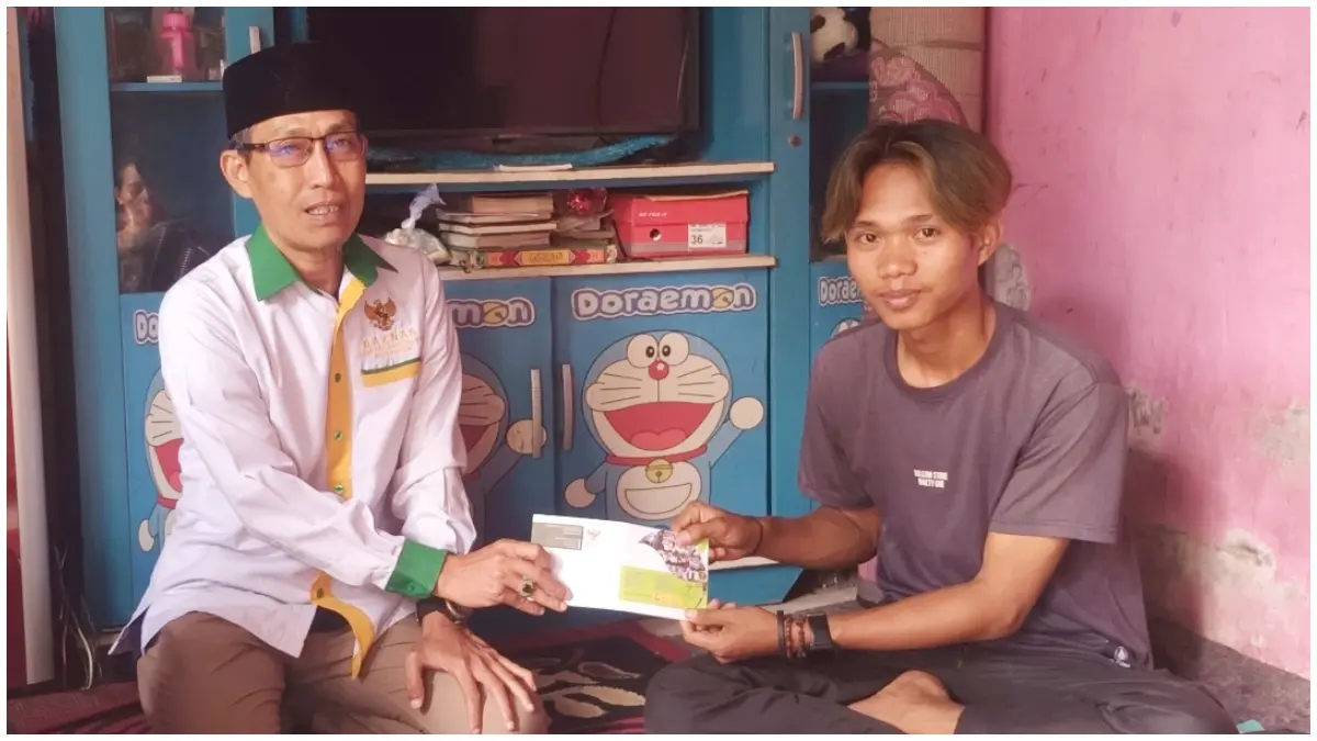 Ketua Baznas Kota Bogor saat penyerahan bantuan untuk keluarga korban turab roboh di Pasirjaya.