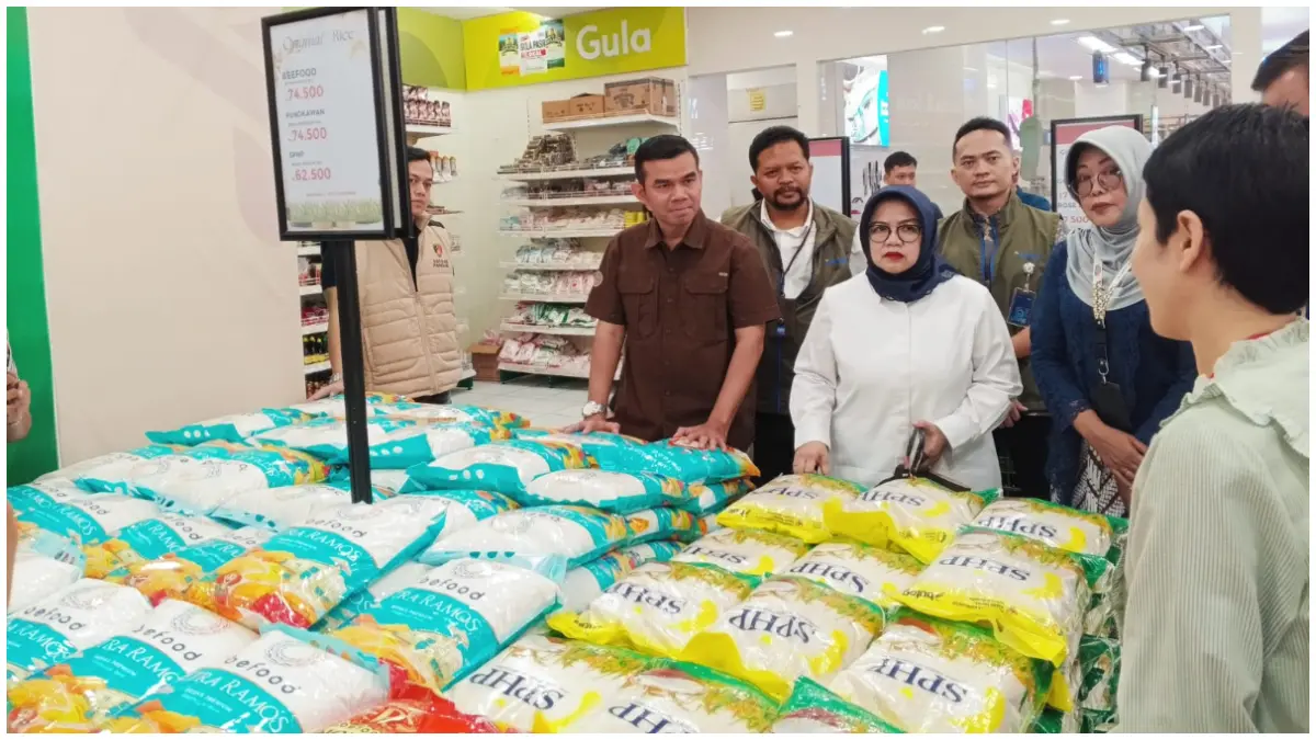 Peninjauan stok beras dan stabilitas harga bahan pokok dilakukan KSP, Bapanas, Kemendag, Satgas Pangan, dan Bulog Jawa Barat di Toserba Yogya, Dramaga, Kamis 7 Mei 2026. (Foto: Fikri/Radar Bogor)