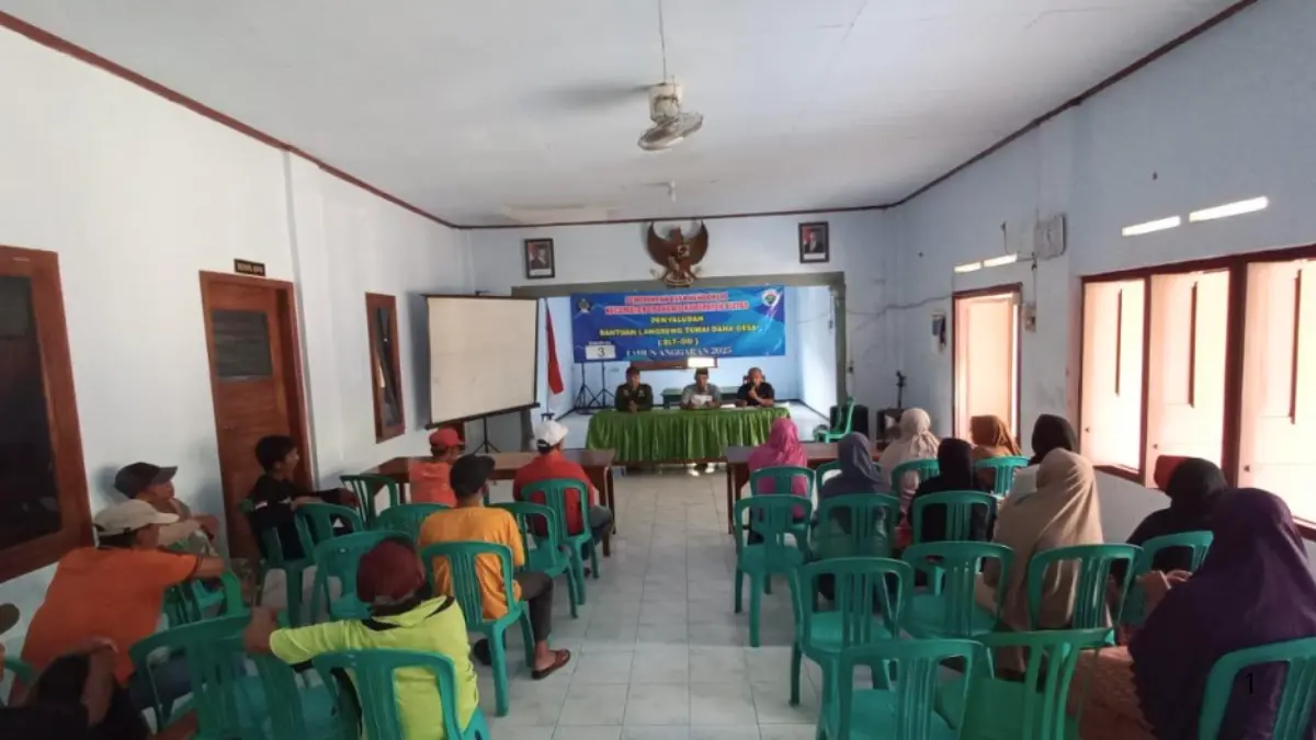 Petugas penyalur bansos memberikan pembinaan terkait pentingnya kewaspadaan dalam penggunaan bansos kepada KPM (Foto: bendorejo.desa.id)