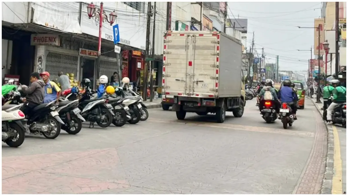 Suasana lalu lintas di Jalan Suryakencana Kota Bogor. (Foto : Dzikry/Radar Bogor)
