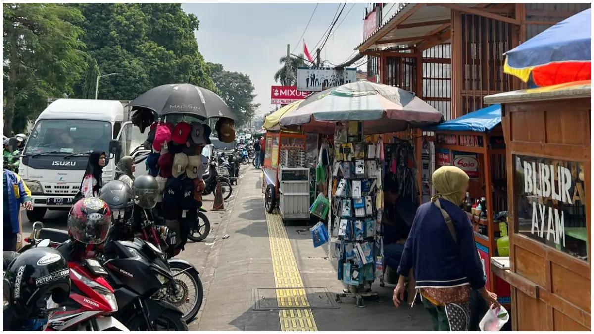 Suasana PKL di depan Alun-Alun Kota Bogor. Mereka menagih janji pembangunan zona PKL di Nyi Raja Permas. (Foto : Fauzan/Radar Bogor)