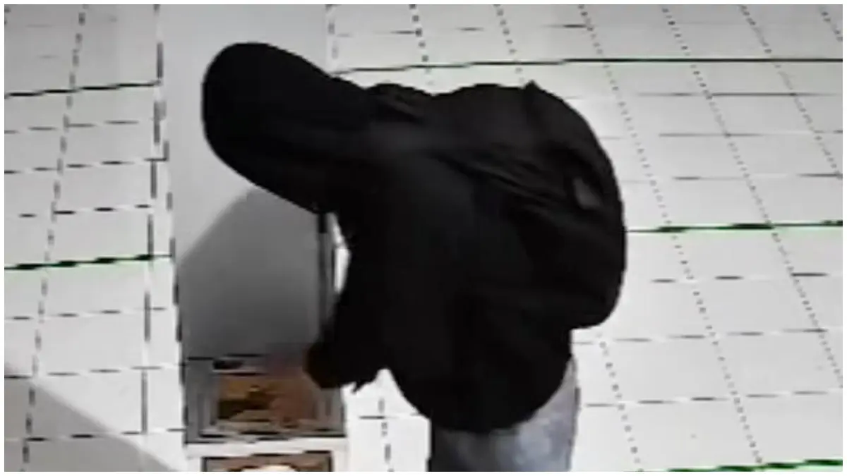 Tangkapan layar video pria di Sukaraja Bogor membobol kotak amal masjid.