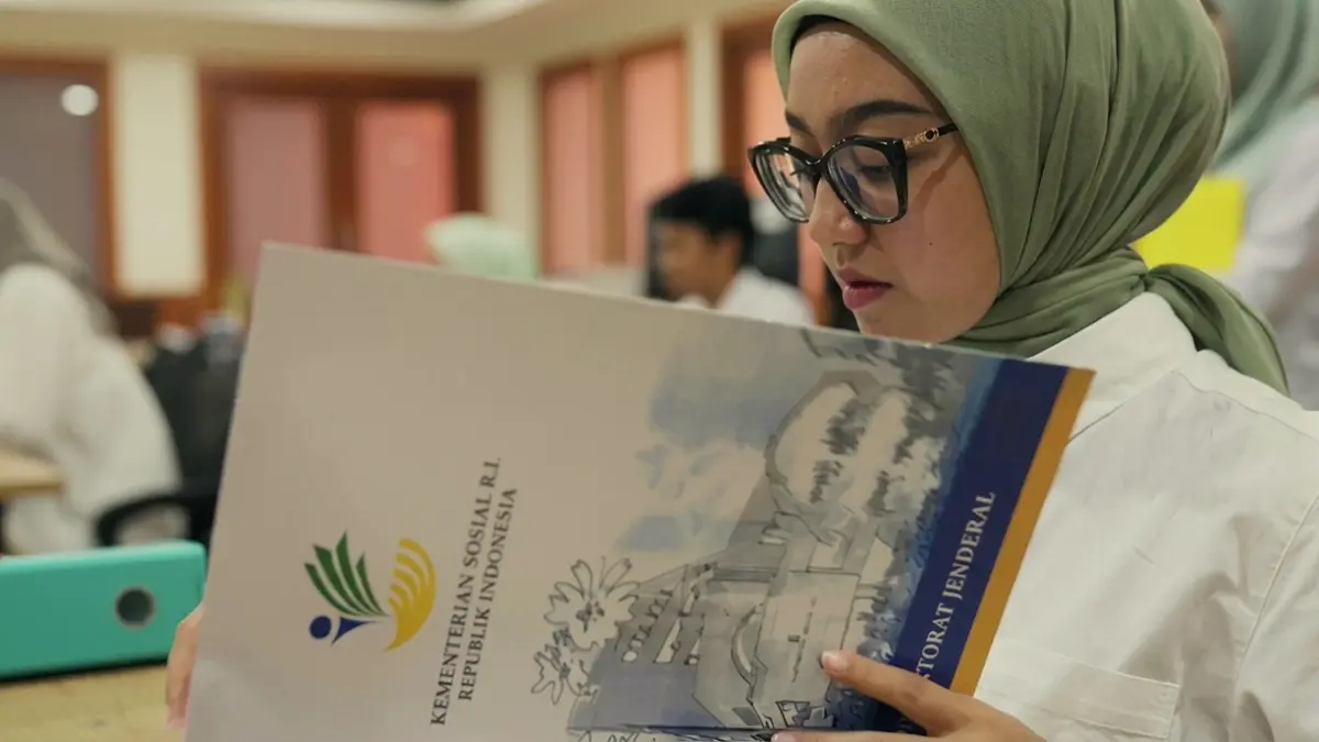 TELITI: Petugas mengecek data para penerima Bansos.  (Foto : Kemensos RI)