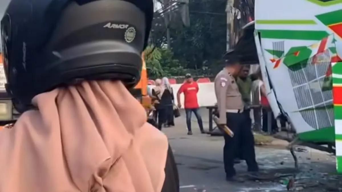 Truk Hino menabrak Bus Isuzu Elf Light di Jalan Cileungsi-Jonggol Bogor. Foto: tangkapan layar