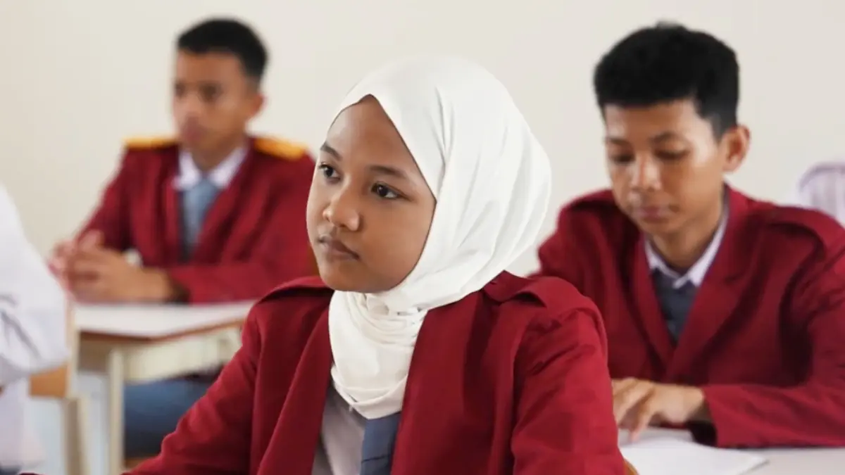 Alma Rasya siswi kelas 10 saat belajar di SMA Sekolah Rakyat 13 Bekasi. (YouTube Badan Komunikasi Pemerintah RI)
