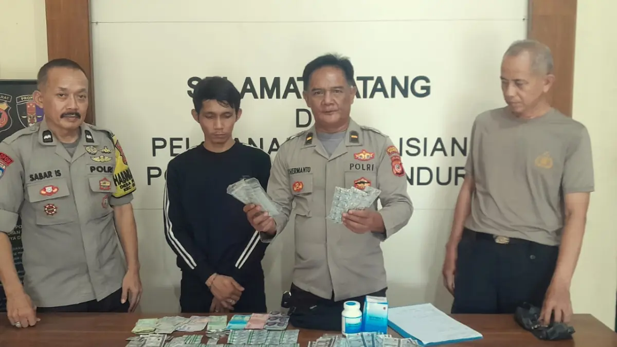Anggota Polsek Gunungsindur menunjukkan bukti obat keras yang dijual ilegal di Bogor.  (Foto: Nasir/ Radar Bogor)
