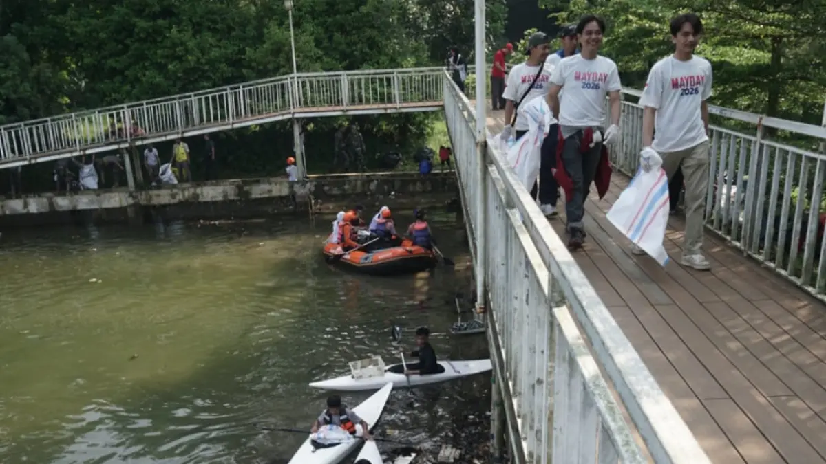 Bebersih sampah di Situ Gede Kota Bogor, Jumat, 8 Mei 2026. Foto: Sofiansyah/Radar Bogor
