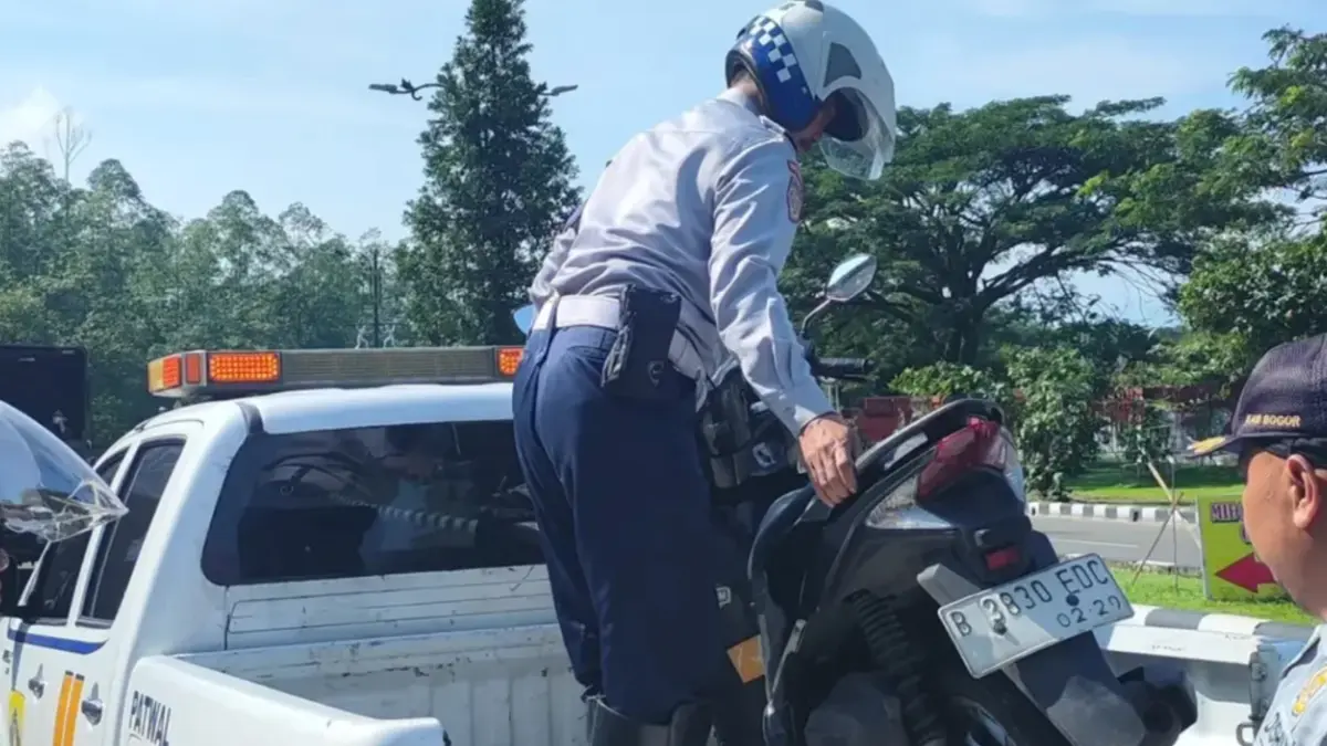 Dishub Kabupaten Bogor saat mengangkut motor yang parkir liar di Kawasan Pakansari. Foto: Instagram