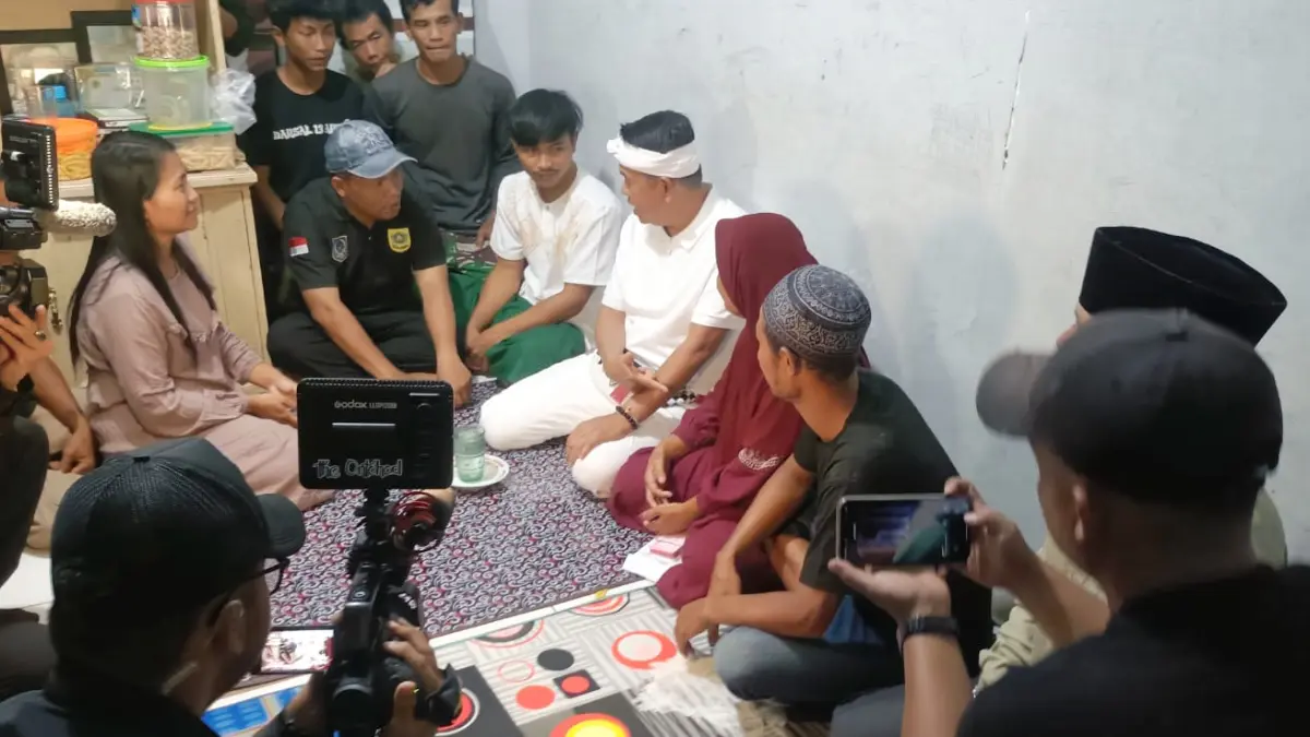 Gubernur Jawa Barat Dedi Mulyadi saat takziah ke rumah duka korban longsor di Desa Petir, Kecamatan Dramaga, Kabupaten Bogor, Jumat, 8 Mei 2026. (Dok. Kades Petir)