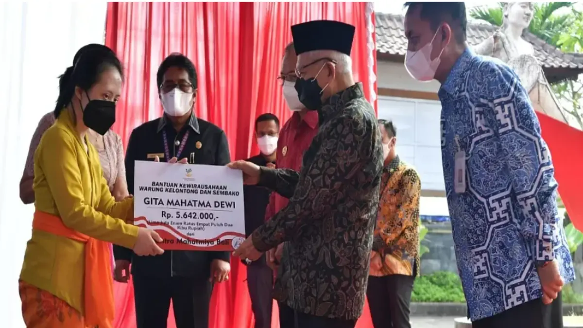 Ilustrasi penyerahan bansos kepada KPM. (Foto: menpan.go.id)