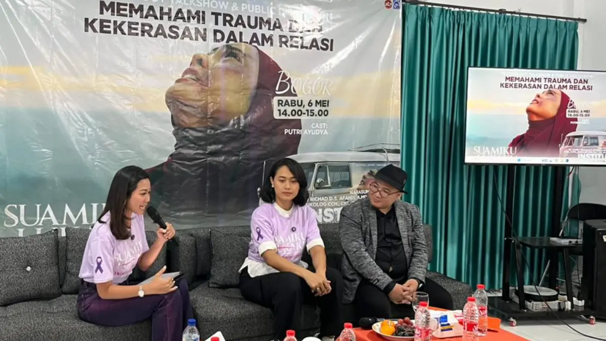 Pemain film Suamiku Lukaku saat menghadiri Talkshow Psikologi dan Diskusi Publik bertema Memahami Trauma dan Kekerasan Dalam Relasi di Kampus B ITB Vinus Bogor, Cibungbulang, Kabupaten Bogor. (Septi N/Radar Bogor)