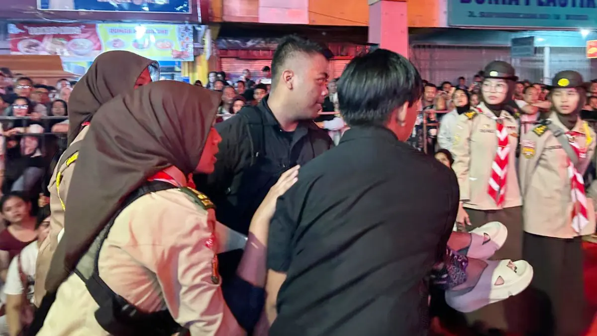 Petugas saat mengevakuasi penonton Kirab Budaya yang pingsan di Jalan Suryakencana, Kota Bogor, Jumat, 8 Mei 2026. (Fauzan/Radar Bogor)