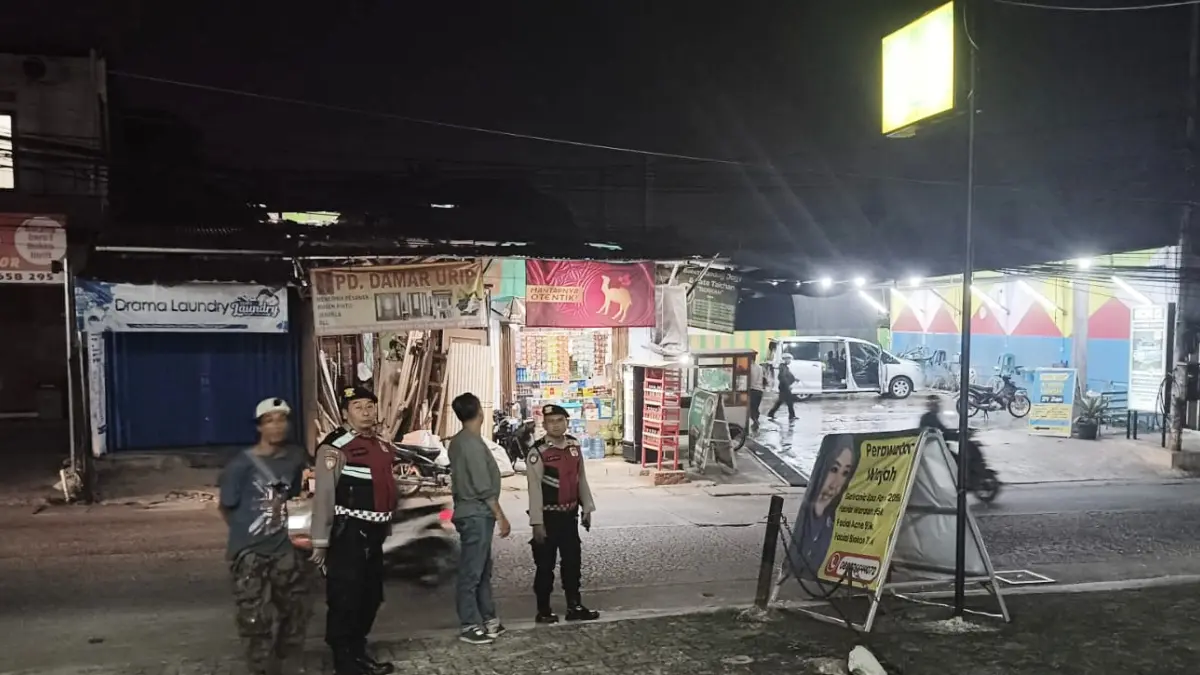 Polisi saat datangi lokasi kejadian pemalakan di Depok.(Dok. Polsek Cinere)