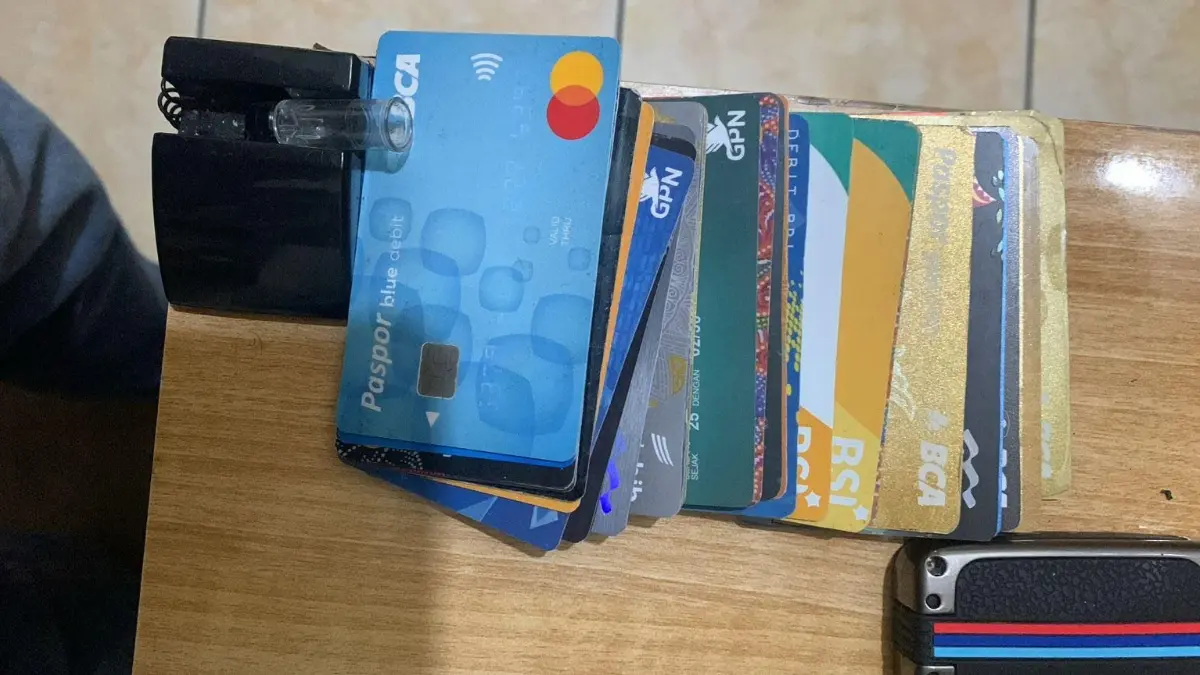 Puluhan kartu ATM dari berbagai bank menjadi barang bukti modus ganjal ATM di kawasan Sentul Kecamatan Babakan Madang, Kabupaten Bogor. (Dok. Polsek Babakan Madang)