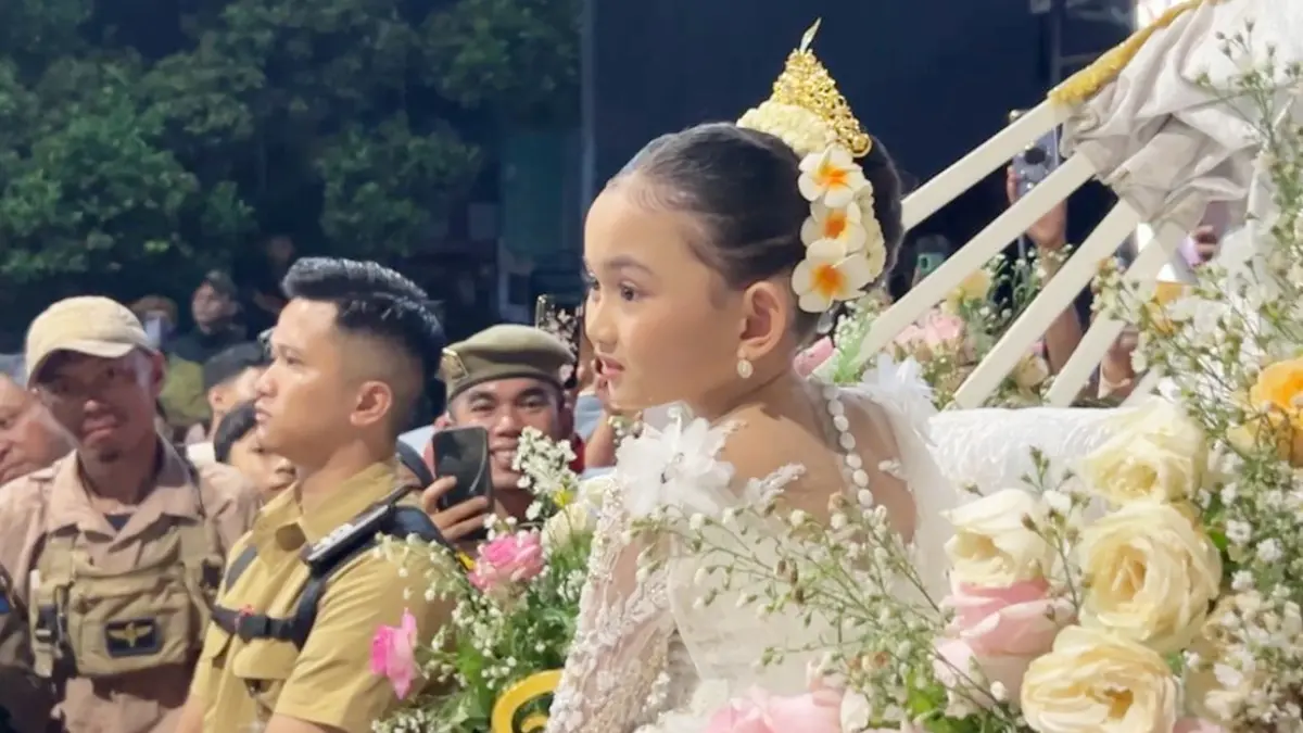 Putri Gubernur Jawa Barat Dedi Mulyadi Ni Hyang Sukma Ayu saat mengikuti Kirab Budaya Mahkota Binokasih di Kota Bogor. (Fauzan/Radar Bogor)