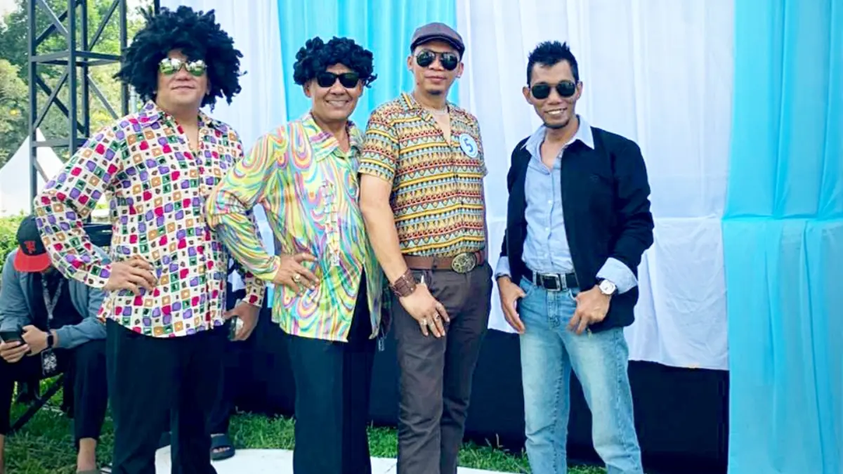 Sejumlah peserta fashion show Lebaran Depok, salah satunya Anggota DPRD Depok Siswanto (kanan) bergaya ala tahun 70-an. Foto: Anggota DPRD.