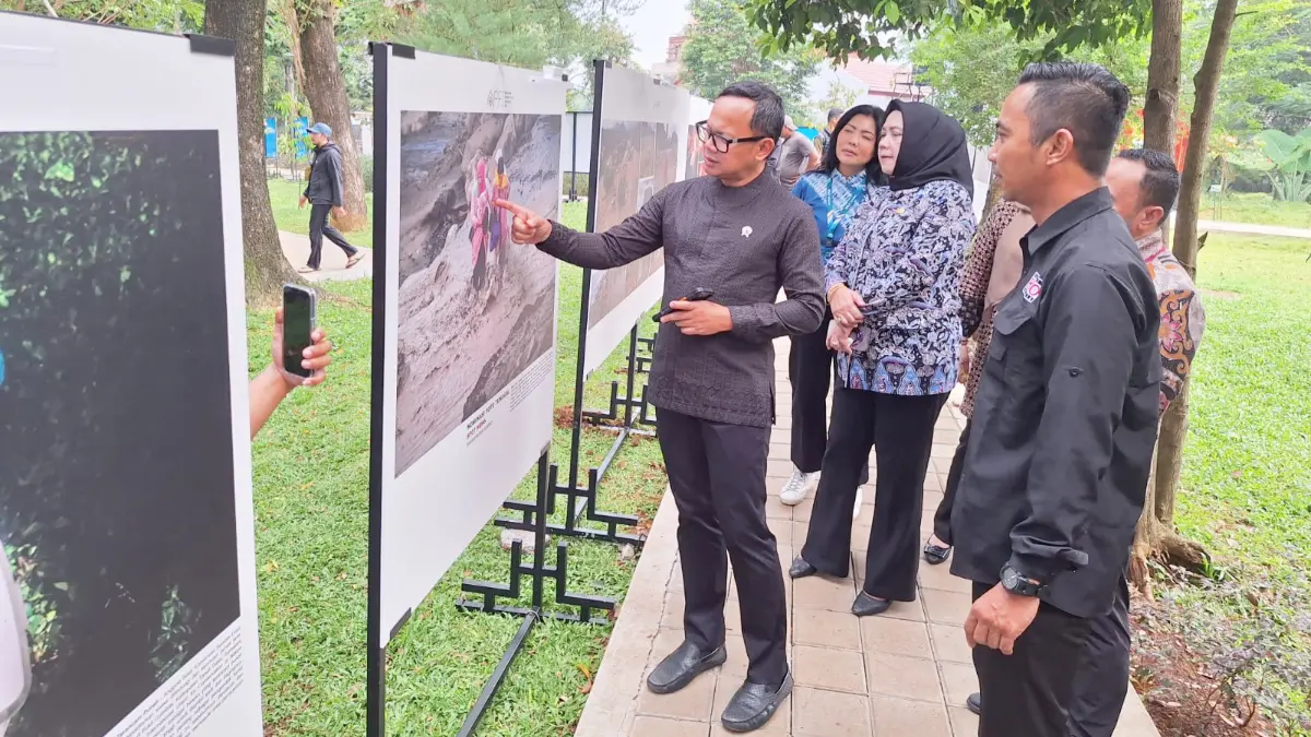 Wakil Menteri Dalam Negeri (Wamendagri) RI Bima Arya Sugiarto saat melihat sejumlah karya foto PFI di Taman Siliwangi, Cibinong, Kabupaten Bogor. (Billy/Radar Bogor)
