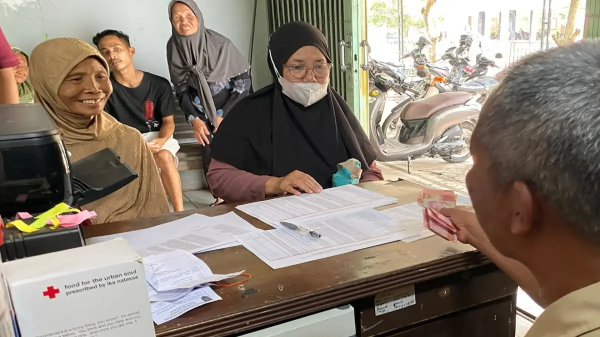 Ilustrasi KPM mengecek data penerima bansos (Foto: Instagram @gunungpring.muntilan)