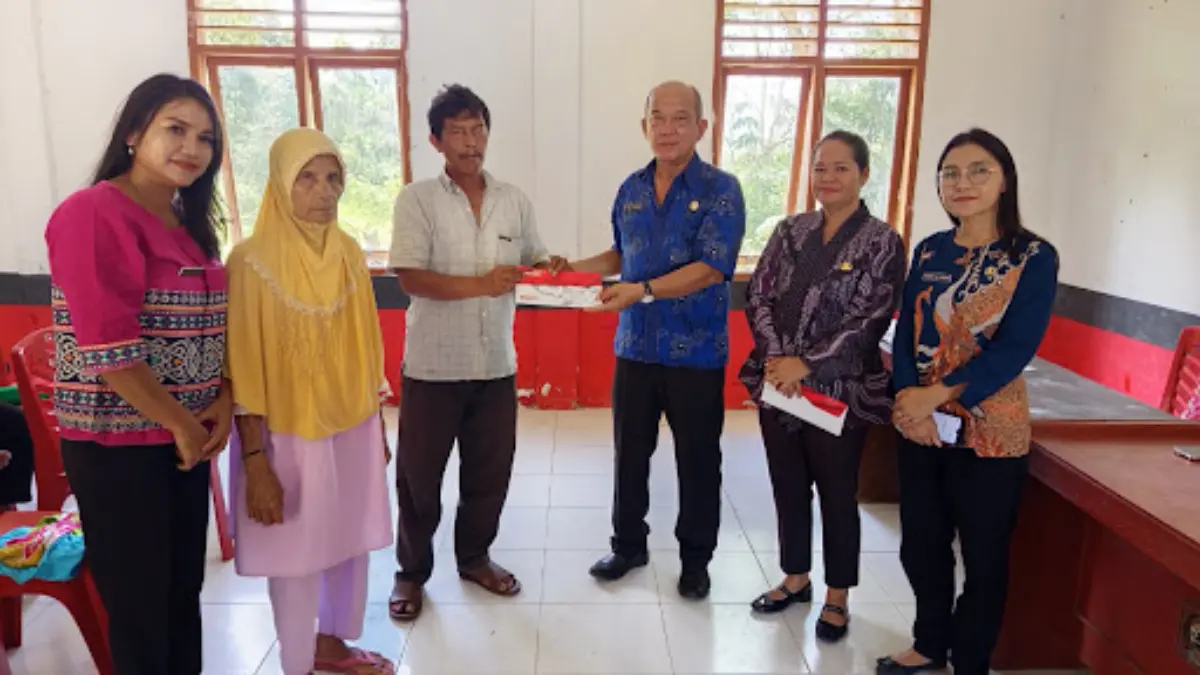 Ilustrasi. Penyerahan KKS bansos PKH BPNT ke KPM. Foto: Laman Dinsos Tapanuli Utara