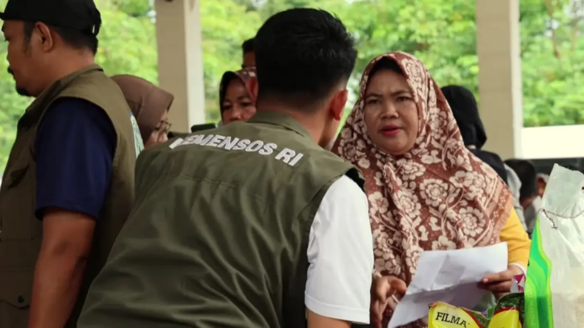 Pembagian bansos kepada para KPM.  (Foto: Kemensos RI)