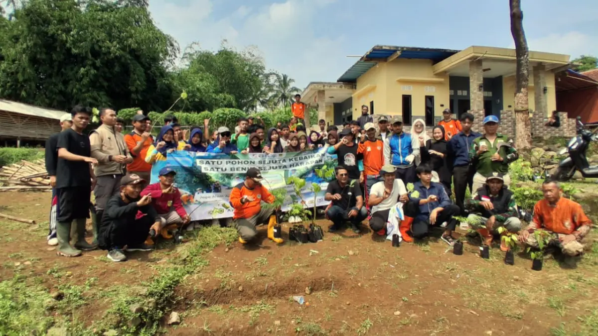 Penanaman pohon di Kampung Sengon RT 01/RW 03, Desa Pamijahan, Kecamatan Pamijahan, Kabupaten Bogor.