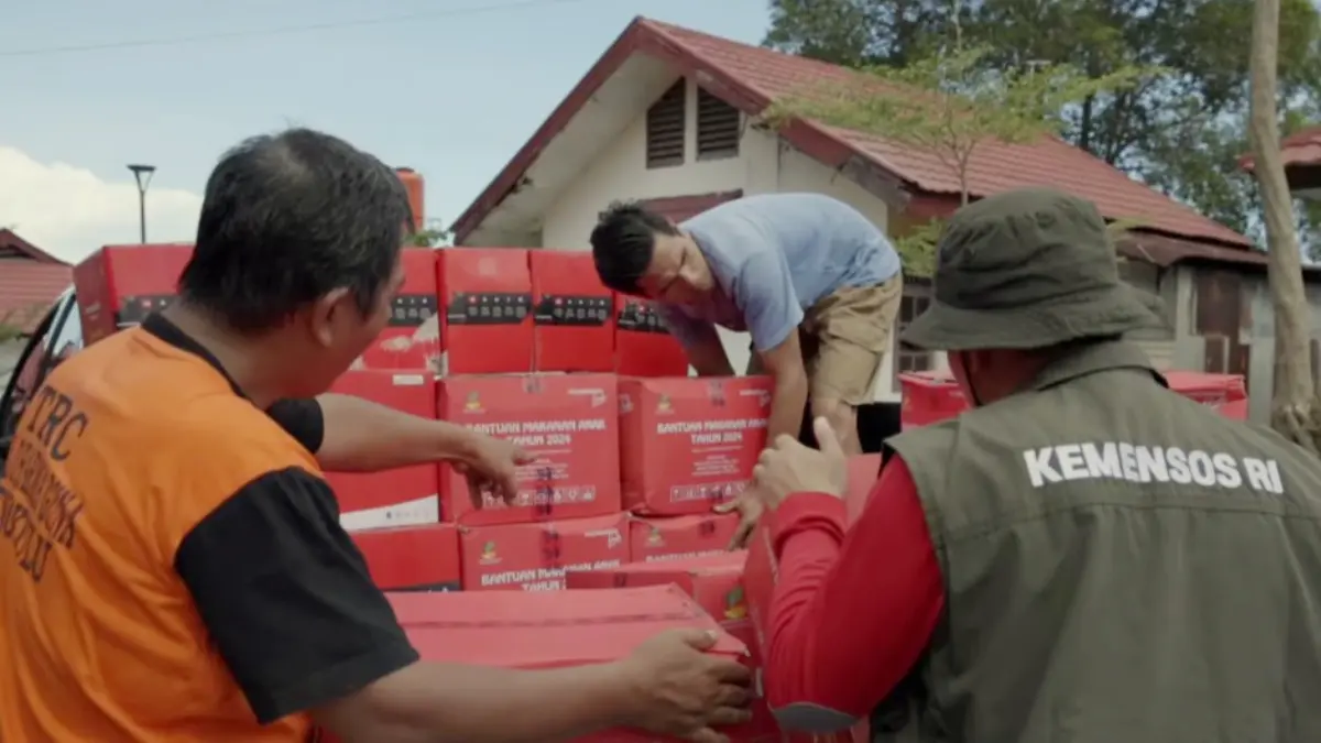 Petugas menyalurkan bantuan sosial atau Bansos.  (Foto: Kemensos RI)