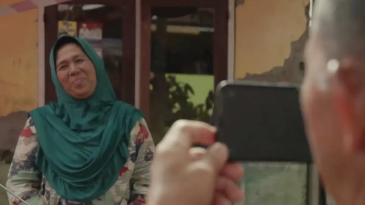 Petugas sedang mendata penerima bantuan sosial atau Bansos.  (Foto : Kemensos RI)