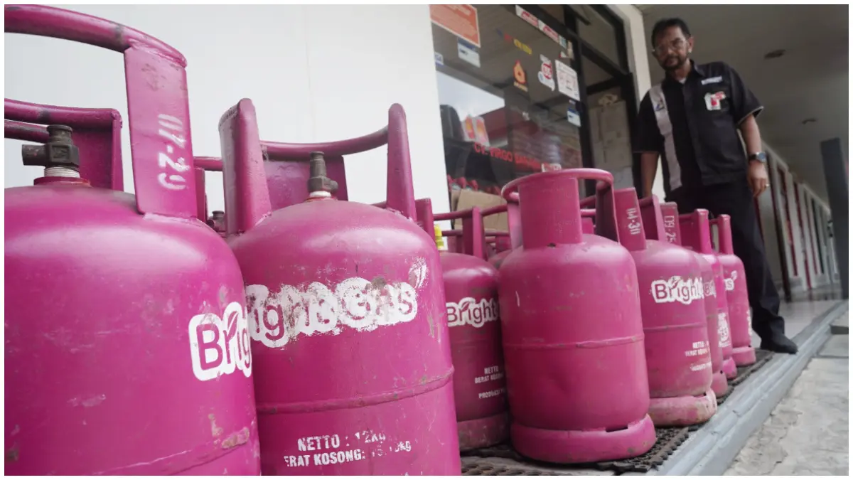 Petugas SPBU di Jalan Pajajaran sedang menata tabung gas LPG non subsidi. (Foto : Sofiansyah/Radar Bogor)