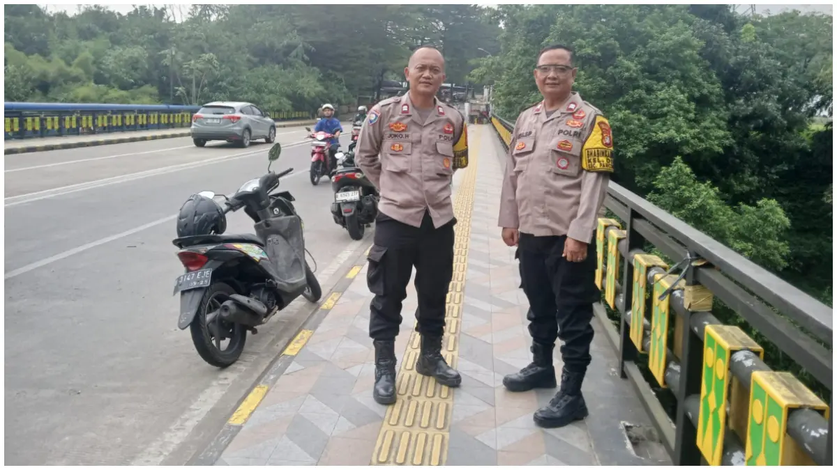 Polisi saat cek TKP pelajar lompat di Jembatan GDC Kota Depok. (Foto : Kasi Humas Polres Metro Depok for Radar Bogor)