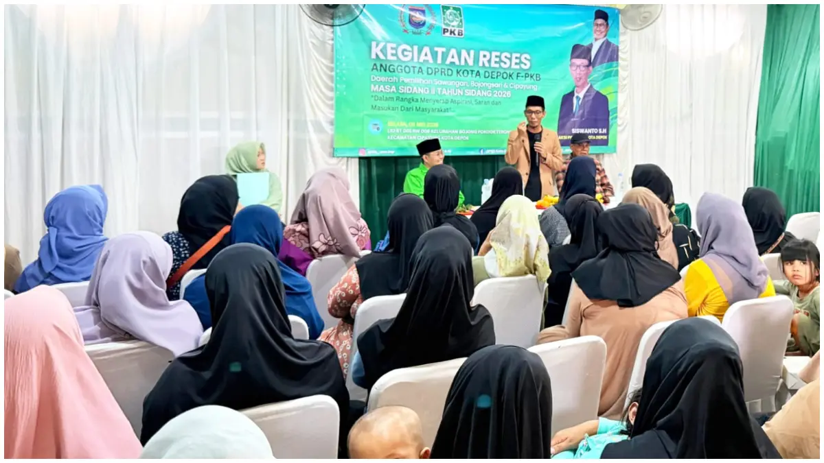 Sejumlah emak-emak di Ratujaya Kota Depok curhat soal retribusi sampah saat reses DPRD. 