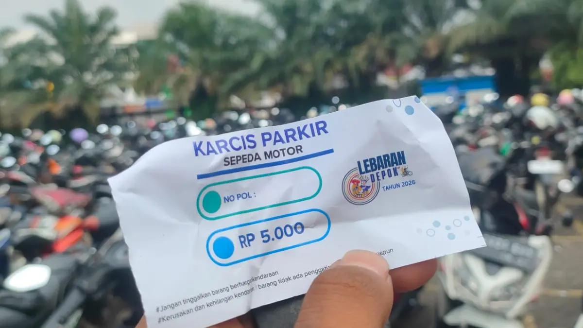 Tarif parkir motor pada acara Lebaran Depok di alun alun Timur GDC. (Fajar/Radar Bogor)