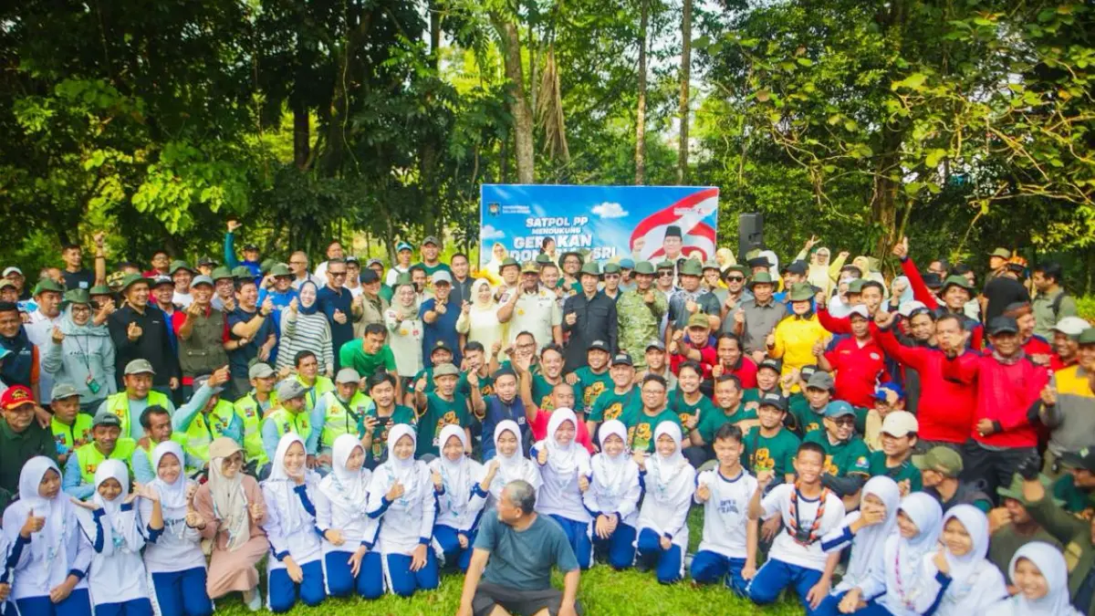Ratusan orang terdiri dari jajaran Kemendagri, Pemkot Bogor, organisasi profesi, organisasi masyarakat, pelajar, serta buruh melaksanakan aksi bersih-bersih untuk mendukung dan mewujudkan Gerakan Indonesia ASRI di Situ Gede Kota Bogor. (Dok. Pemkot Bogor)