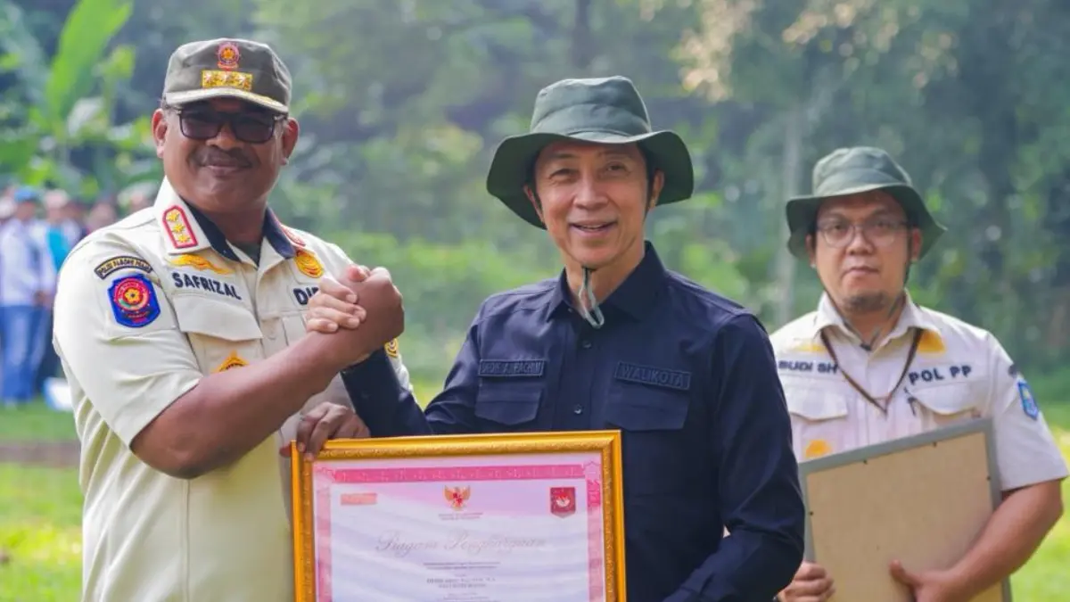 Wali Kota Bogor,&nbsp;Dedie A. Rachim&nbsp;menerima piagam penghargaan dari Kementerian Dalam Negeri (Kemendagri). (Dok. Pemkot Bogor)