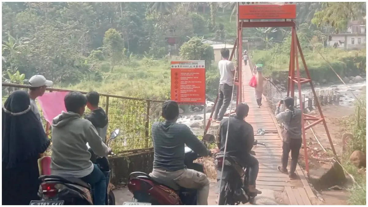 Aliansi Masyarakat Bogor Selatan (AMBS) bersama warga menuntut pembangunan permanen Jembatan Leuwiceot penghubung wilayah Cisarua dan Megamendung. (Foto : AMBS)