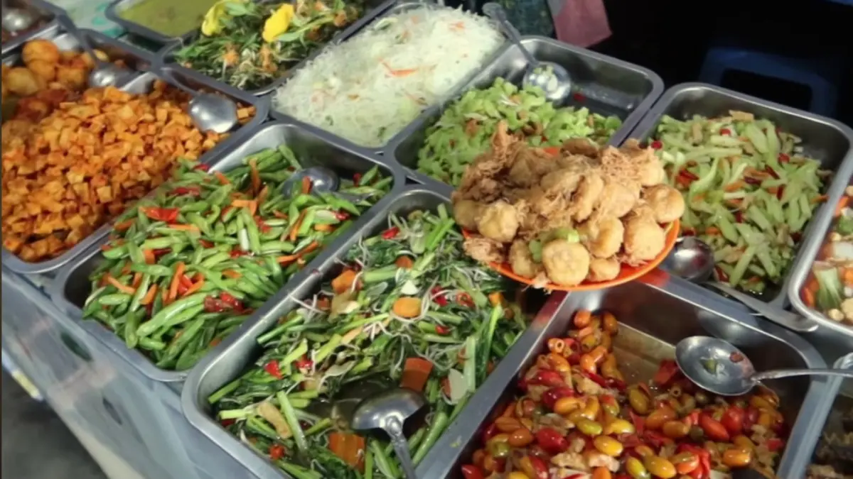 Berbagai menu enak yang ada di Warteg kawasan Bogor Selatan jadi langganan warga.