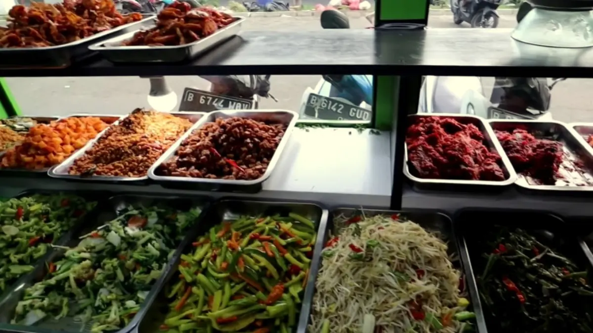 Berbagai menu Warteg di Kecamatan Bogor Timur, Kota Bogor menjadi salah satu rekomendasi kulineran murah.