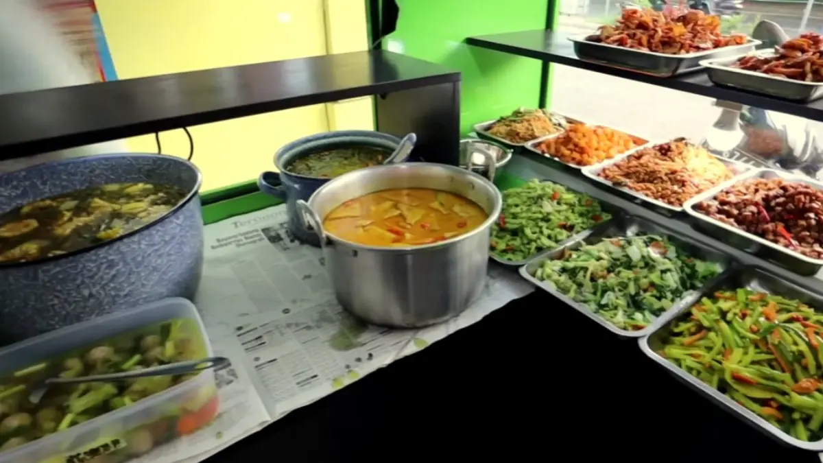 Berbagai menu Warteg menjadi salah satu andalan warga di kawasan Kecamatan Bogor Barat, Kota Bogor saat tidak masak.