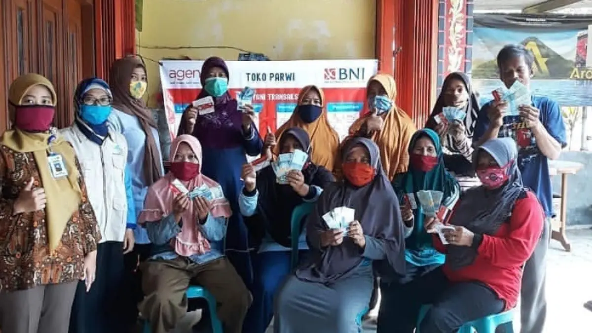 Ilustrasi KPM mencairkan saldo bansos. (Foto: Instagram @pkhngawi)