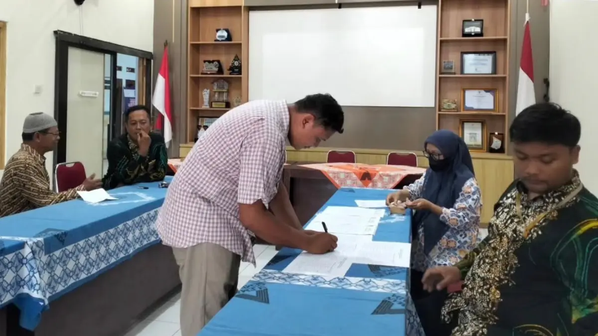 Ilustrasi penyaluran Bansos PKH dan BPNT untuk KPM tanpa KKS. Foto: Instagram @kalurahantrimulyo.