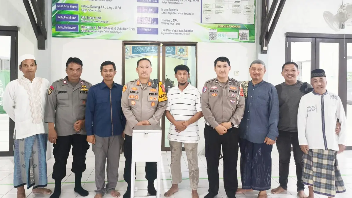 Kapolsek Sukaraja, AKP Ade Rahmat saat memberi kotak amal baru kepada pengurus Masjid Ali bin Abi Thalib di Desa Pasirlaja, Kecamatan Sukaraja, Kabupaten Bogor, Sabtu, 9 Mei 2026. (Dok. Polsek Sukaraja)