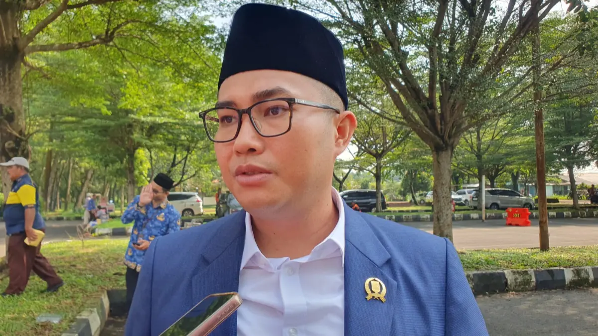 Ketua DPRD Kabupaten Bogor Sastra Winara saat menyampaikan keterangan kepada wartawan. (Billy/Radar Bogor)