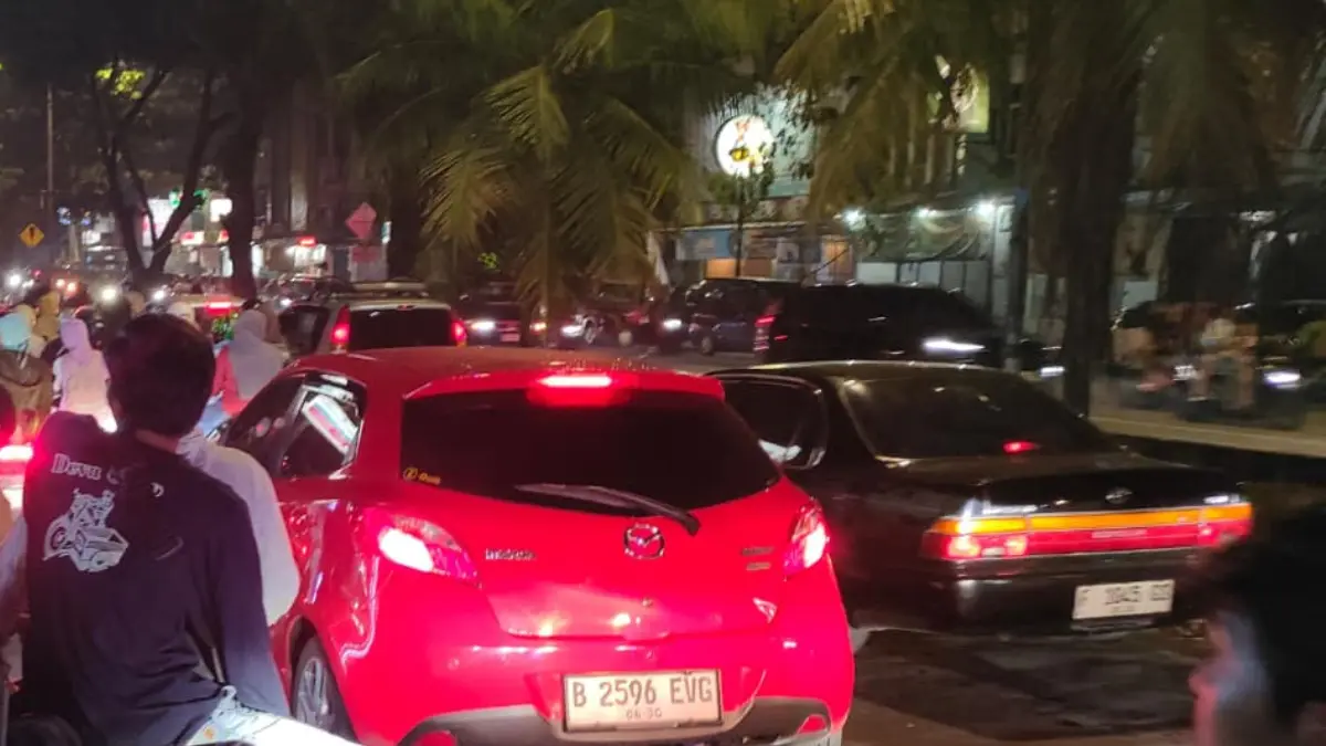 Kondisi arus lalu lintas di Jalan GDC Depok pada Sabtu, 9 Mei 2026 malam. (Fajar/Radar Bogor)