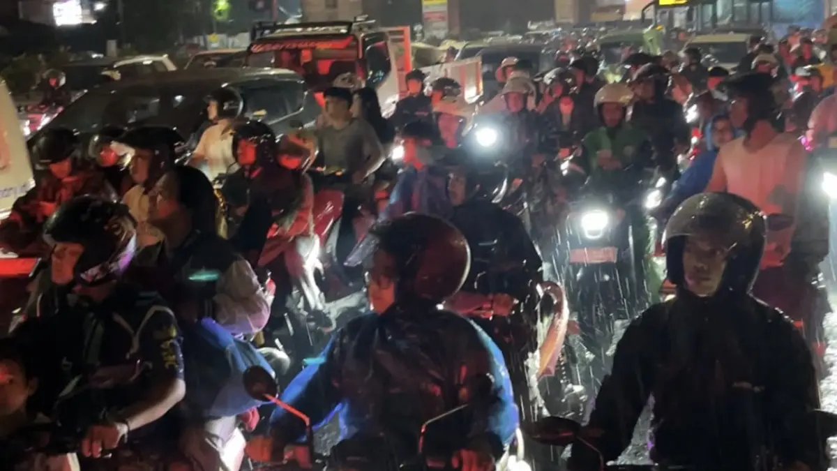 Kondisi arus lalu lintas di Kota Bogor pada Minggu, 10 Mei 2026 malam. (Aziz/Radar Bogor)
