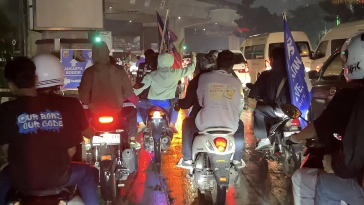 Konvoi suporter Persib Bandung memadati sejumlah ruas jalan di Kota Bogor, Minggu, 10 Mei 2026. (Aziz/Radar Bogor)